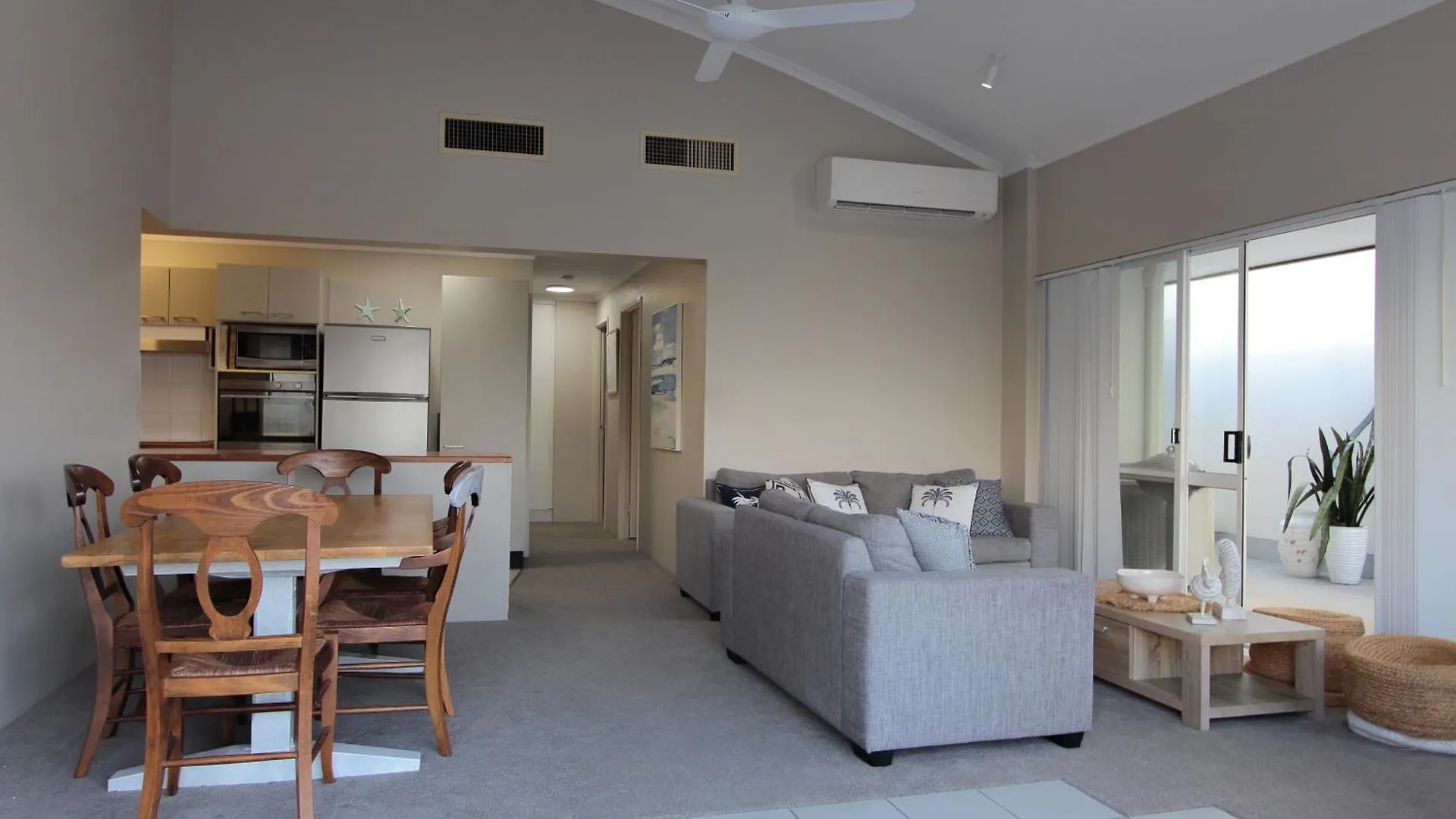 The Beach Deck Cotton Tree On The Esplanade Maroochydore Apartment